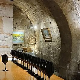 Dégustation de grands vins dans une cave du XVIe siècle à Rouen