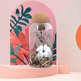 Terrarium avec boule en liège et fleurs séchées